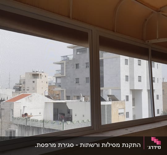 מסגרת אלומיניום לחלון עם רשת שקופה
